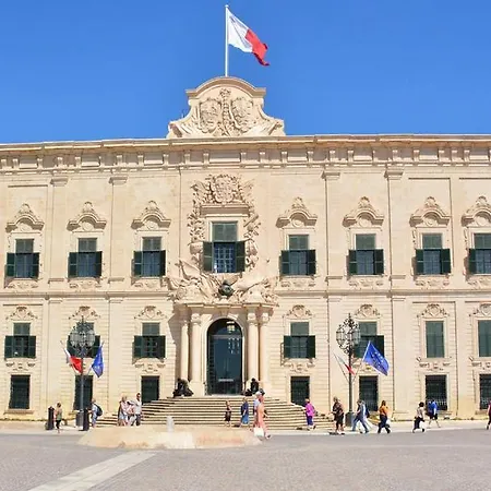 Tranquil 2 Bedroom In The Heart Of Apartment *